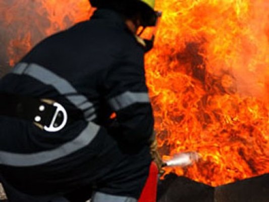 Barăci incendiate, la târgul de legume-fructe de pe Aurel Vlaicu